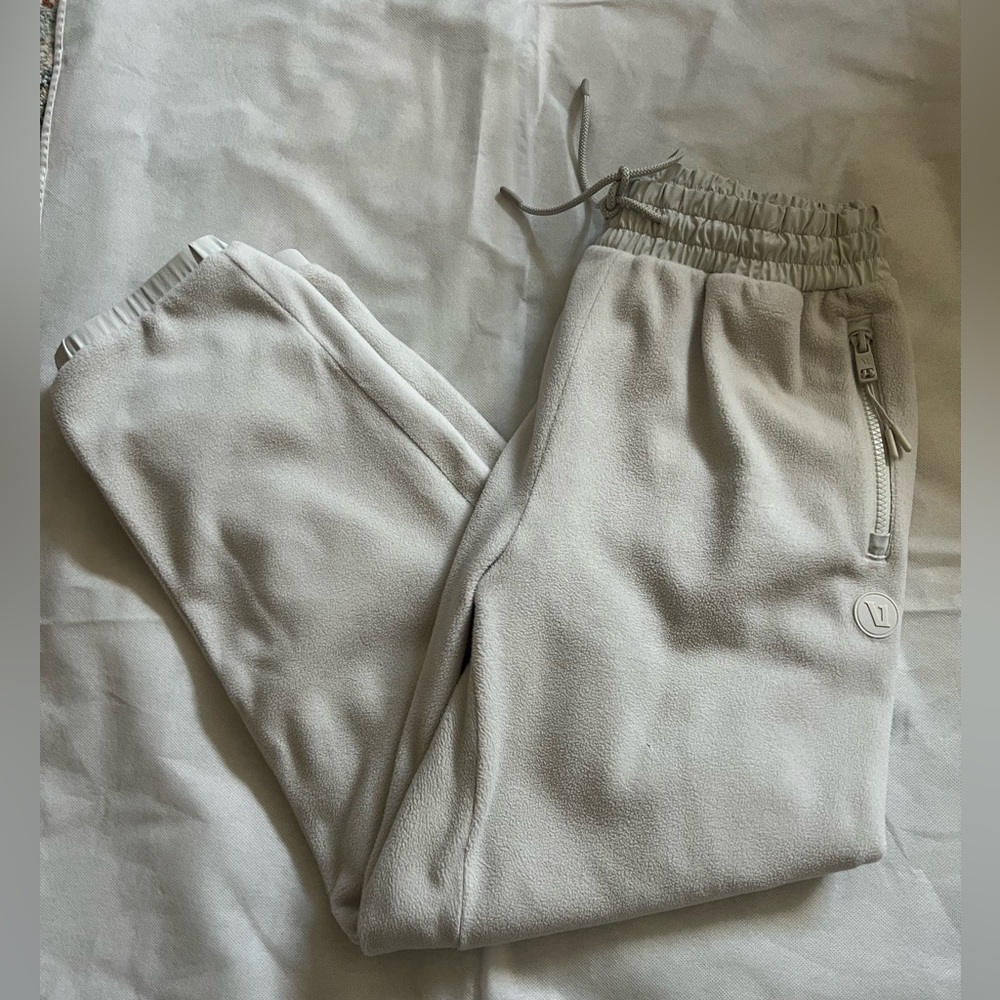 Vuori Aspen fleece Jogger in color “Salt”
